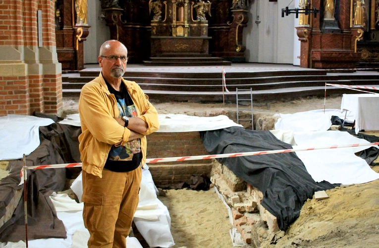 Andrzej Gołembnik przed obszarem katedralnych wykopalisk.