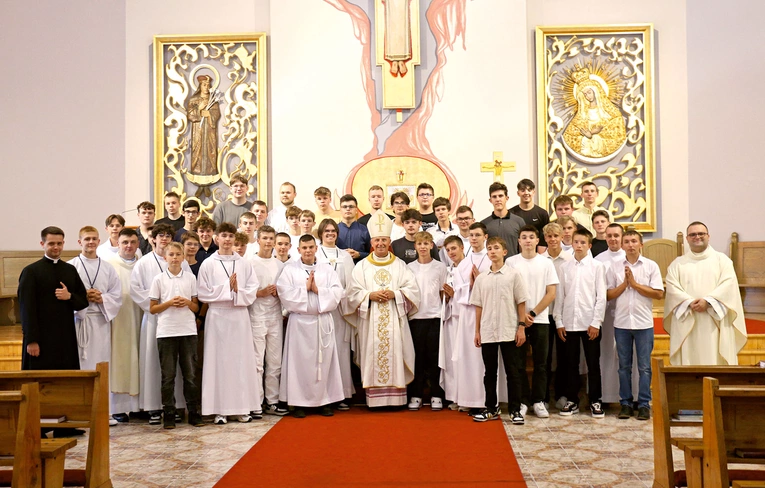 Uczestnicy w kaplicy seminaryjnej z bp. Markiem Solarczykiem, księżmi Mariuszem Chamerskim i Danielem Regułą  oraz alumnami.