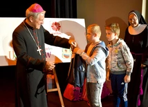 Plecaki z przyborami i akcesoriami wręczał bp Krzysztof Nitkiewicz.