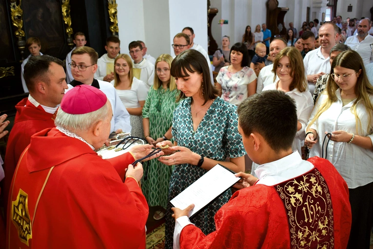 Nowe animatorki otrzymały krzyże oazowe.