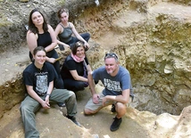 Archeolodzy z pomocnikami przy szybie górniczym.