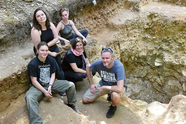 Archeolodzy z pomocnikami przy szybie górniczym.