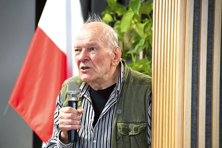 	W sierpniu 1944 roku miał 13,5 roku. Od 1943 roku należał  do konspiracji.