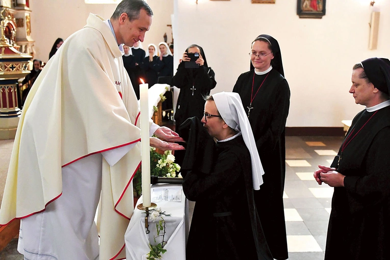 Pierwsze śluby s. Karoliny Palecznej odbyły się w bledzewskim kościele.
