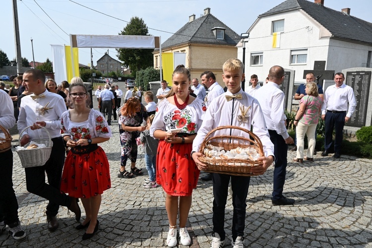 W Naczęsławicach dziękowali za kościół i plony