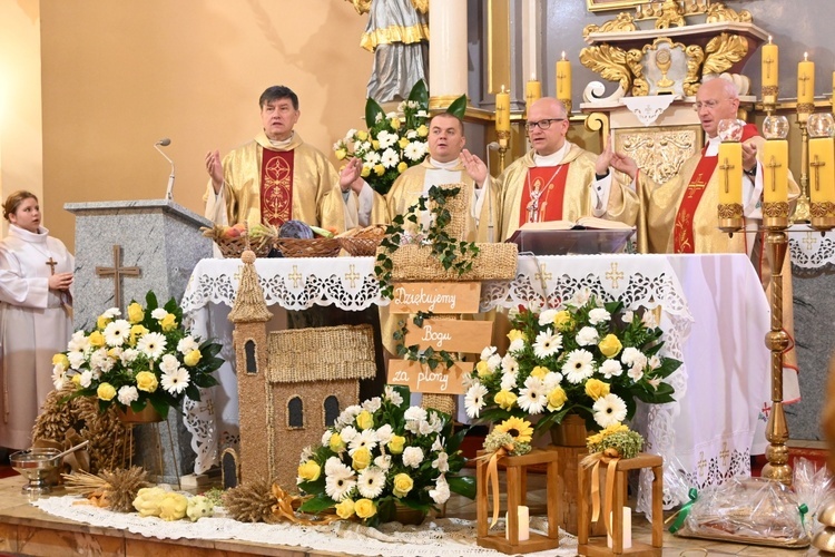 W Naczęsławicach dziękowali za kościół i plony