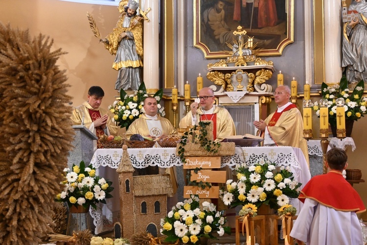 W Naczęsławicach dziękowali za kościół i plony