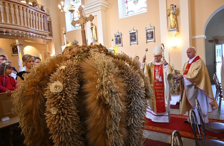 W Naczęsławicach dziękowali za kościół i plony