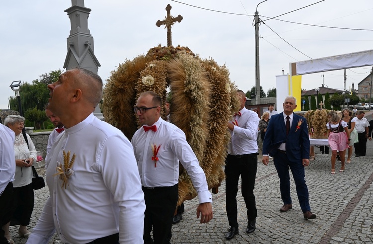 W Naczęsławicach dziękowali za kościół i plony