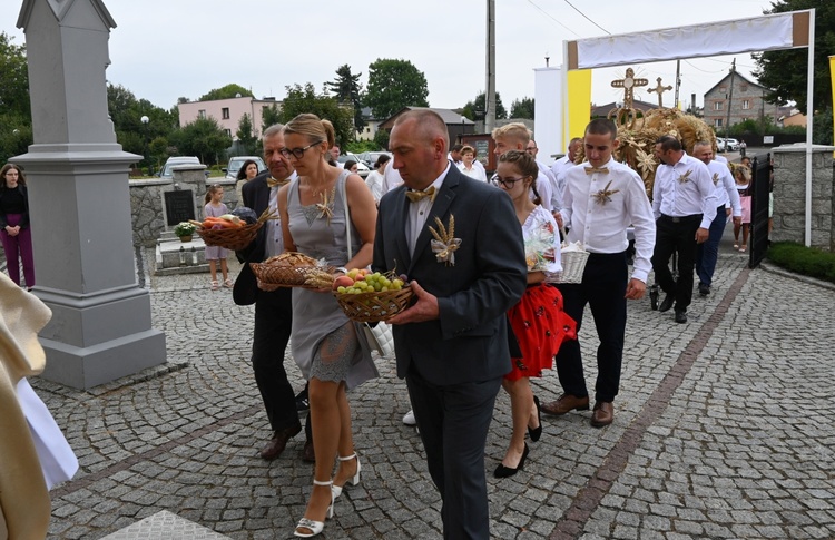 W Naczęsławicach dziękowali za kościół i plony