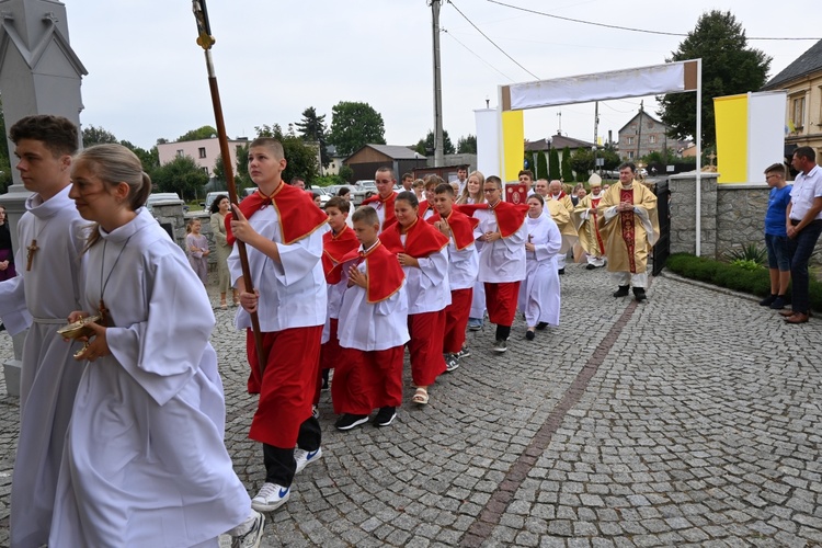 W Naczęsławicach dziękowali za kościół i plony