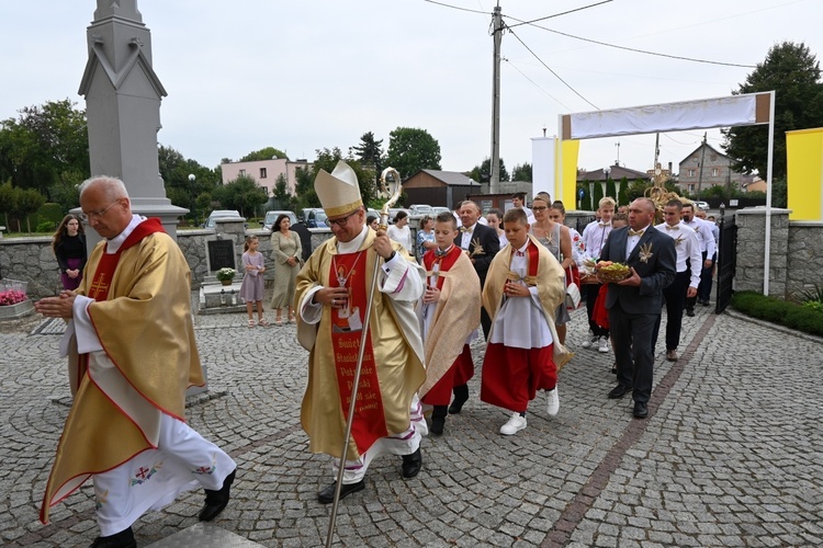 W Naczęsławicach dziękowali za kościół i plony