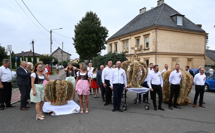 W Naczęsławicach dziękowali za kościół i plony