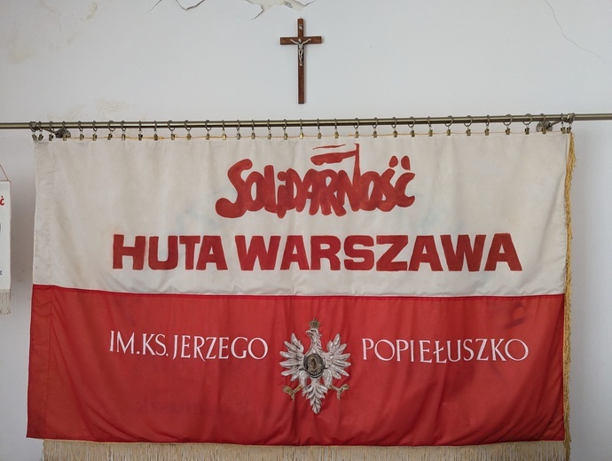 Hutnicy przy krzyżu ks. Popiełuszki