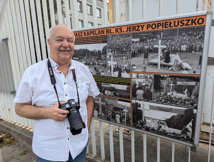 Hutnicy przy krzyżu ks. Popiełuszki