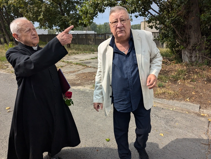 Hutnicy przy krzyżu ks. Popiełuszki