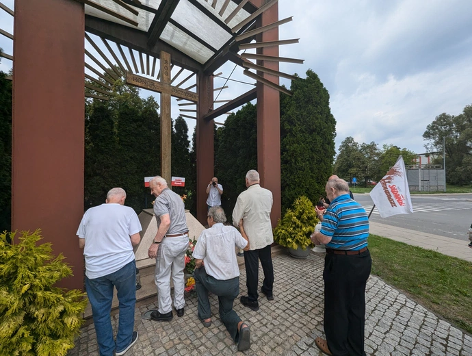Hutnicy przy krzyżu ks. Popiełuszki