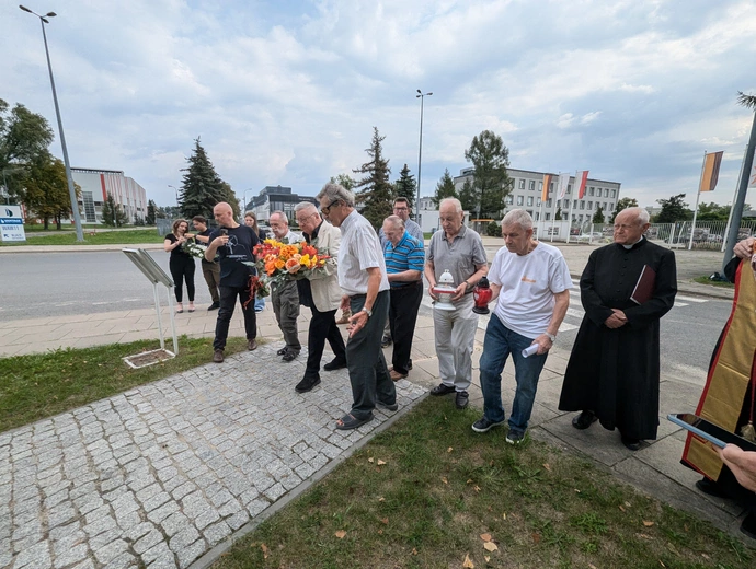 Hutnicy przy krzyżu ks. Popiełuszki