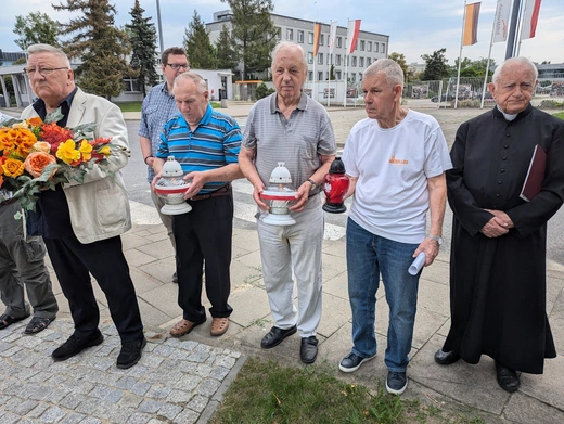 Hutnicy przy krzyżu ks. Popiełuszki