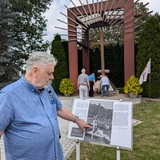 Hutnicy przy krzyżu ks. Popiełuszki