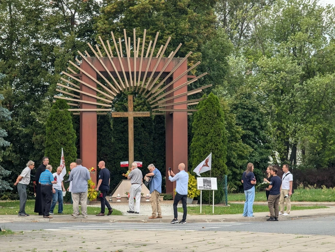 Hutnicy przy krzyżu ks. Popiełuszki