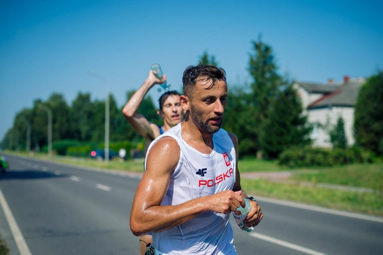 Ks. Pawłowski w czasie biegu.