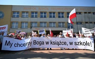 Tak powitali min. Nowacką na inauguracji roku szkolnego: "My chcemy Boga w książce w szkole"