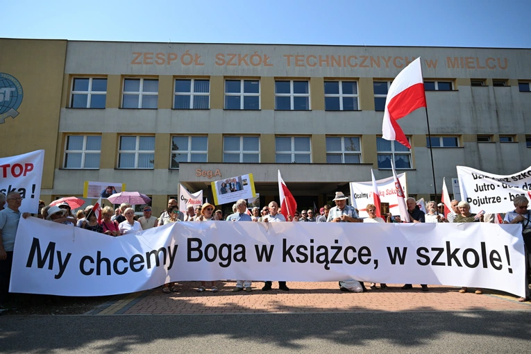 Tak powitali min. Nowacką na inauguracji roku szkolnego: "My chcemy Boga w książce w szkole"