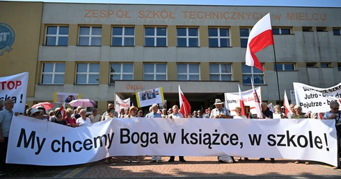 Tak powitali min. Nowacką na inauguracji roku szkolnego: "My chcemy Boga w książce w szkole"