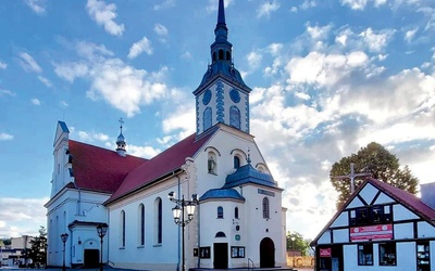 Zabytkowa świątynia znajduje się  w samym centrum miejscowości.