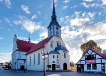 Zabytkowa świątynia znajduje się  w samym centrum miejscowości.