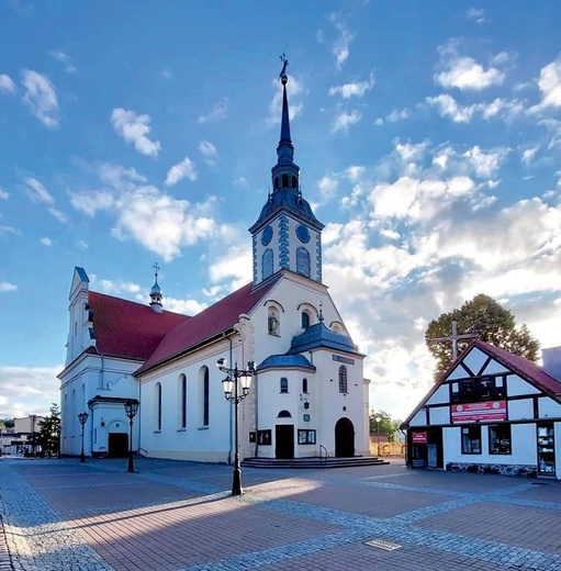 Zabytkowa świątynia znajduje się  w samym centrum miejscowości.