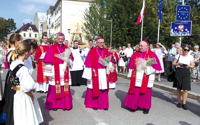 Bp Roman Pindel,  bp Martin David  i bp Piotr Greger  oraz wierni  z obu stron granicy.