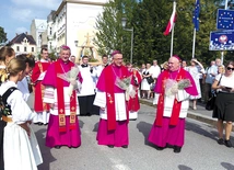 Bp Roman Pindel,  bp Martin David  i bp Piotr Greger  oraz wierni  z obu stron granicy.