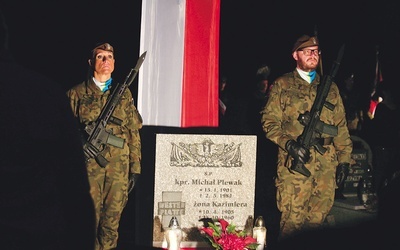 Alert przy mogiłach obrońców Westerplatte na bojkowskim cmentarzu. 