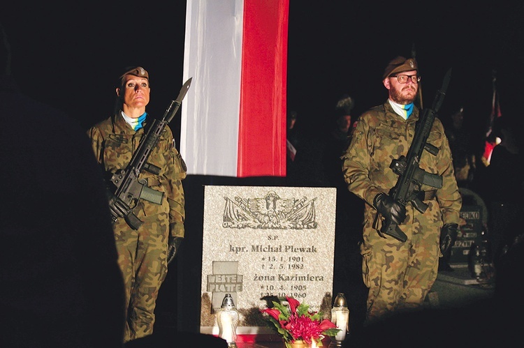 Alert przy mogiłach obrońców Westerplatte na bojkowskim cmentarzu. 