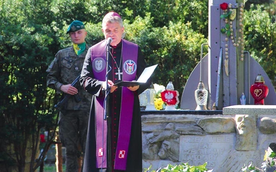 Hierarcha poprowadził modlitwę przy pomniku Martyrologii Narodu Polskiego.