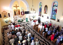 Podczas Mszy św. jubileuszowej kościół wypełnił się wiernymi.