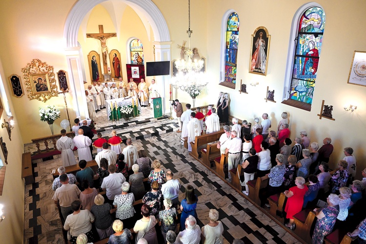 Podczas Mszy św. jubileuszowej kościół wypełnił się wiernymi.