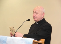 Ks. Czaja wyjaśniał zasady pedagogiki szensztatu.
