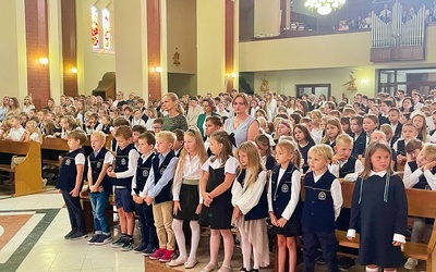 Elegancko ubrani, z nadzieją w sercach – uczniowie i nauczyciele zaczęli naukę od zawierzenia Panu Bogu wszelkich spraw.