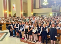 Elegancko ubrani, z nadzieją w sercach – uczniowie i nauczyciele zaczęli naukę od zawierzenia Panu Bogu wszelkich spraw.