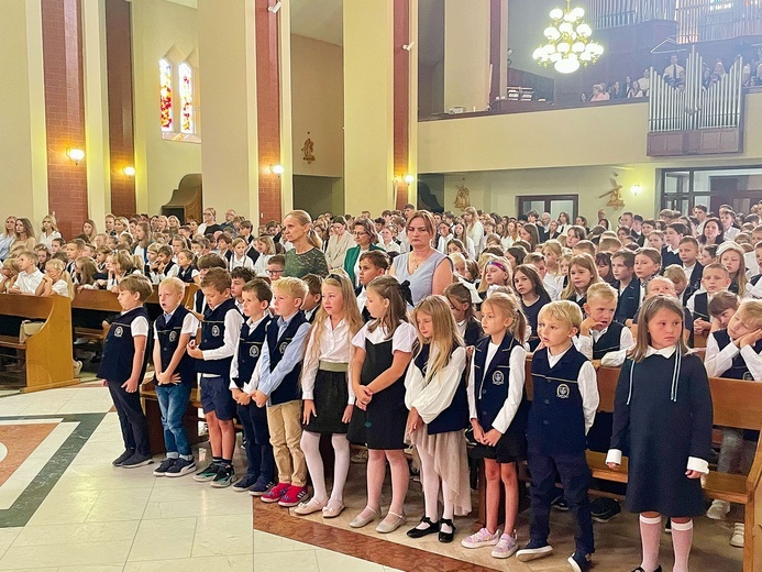 Elegancko ubrani, z nadzieją w sercach – uczniowie i nauczyciele zaczęli naukę od zawierzenia Panu Bogu wszelkich spraw.