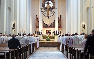 W trakcie Eucharysii księża odnowili przyrzeczenia składane w dniu święceń prezbiteratu.