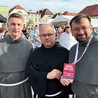 Zbiórkę wsparli też franciszkanie. Na zdjęciu od lewej: o. Adrian Zalewski, o. Stanisław Piankowski, o. Damian Basarab.