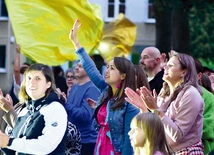	Setki osób uwielbiały Jezusa w przestrzeni publicznej.