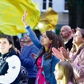 	Setki osób uwielbiały Jezusa w przestrzeni publicznej.