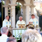 	Eucharystię wraz z gronem kapłanów celebrowali arcybiskup metropolita częstochowski Wacław Depo i bp Marek Solarczyk.