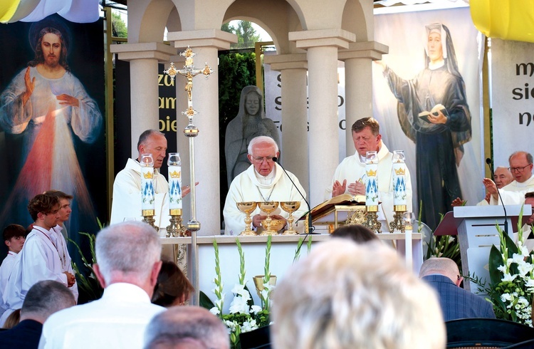 	Eucharystię wraz z gronem kapłanów celebrowali arcybiskup metropolita częstochowski Wacław Depo i bp Marek Solarczyk.