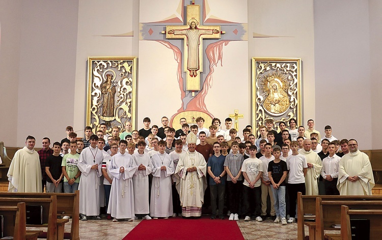 	Uczestnicy z bp. Markiem Solarczykiem oraz księżmi: Markiem Adamczykiem, Mariuszem Chamerskim i Danielem Regułą.